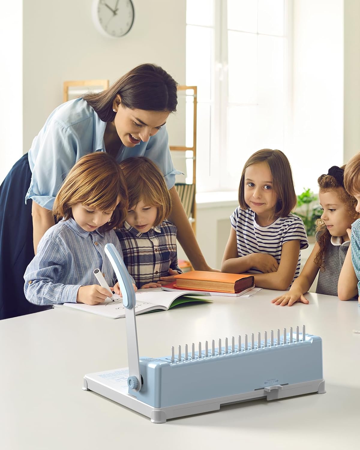 MAKEASY Binding Machine, 21-Hole, 450 Sheets, Comb Binding Machines with 1 Box Comb Bindings Spines, Comb Binder for Letter Size, A4, A5 Paper