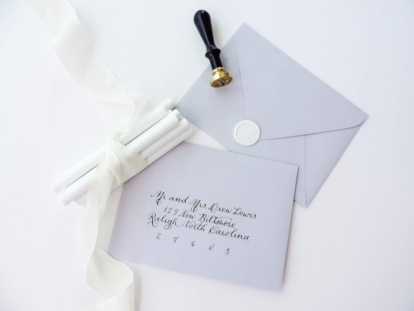 UNIQOOO Mailable Glue Gun Sealing Wax Sticks for Wax Seal Stamp - Snow White, Great for Wedding Invitations, Cards Envelopes, Snail Mails, Wine Packages, Gift Ideas, Pack of 8