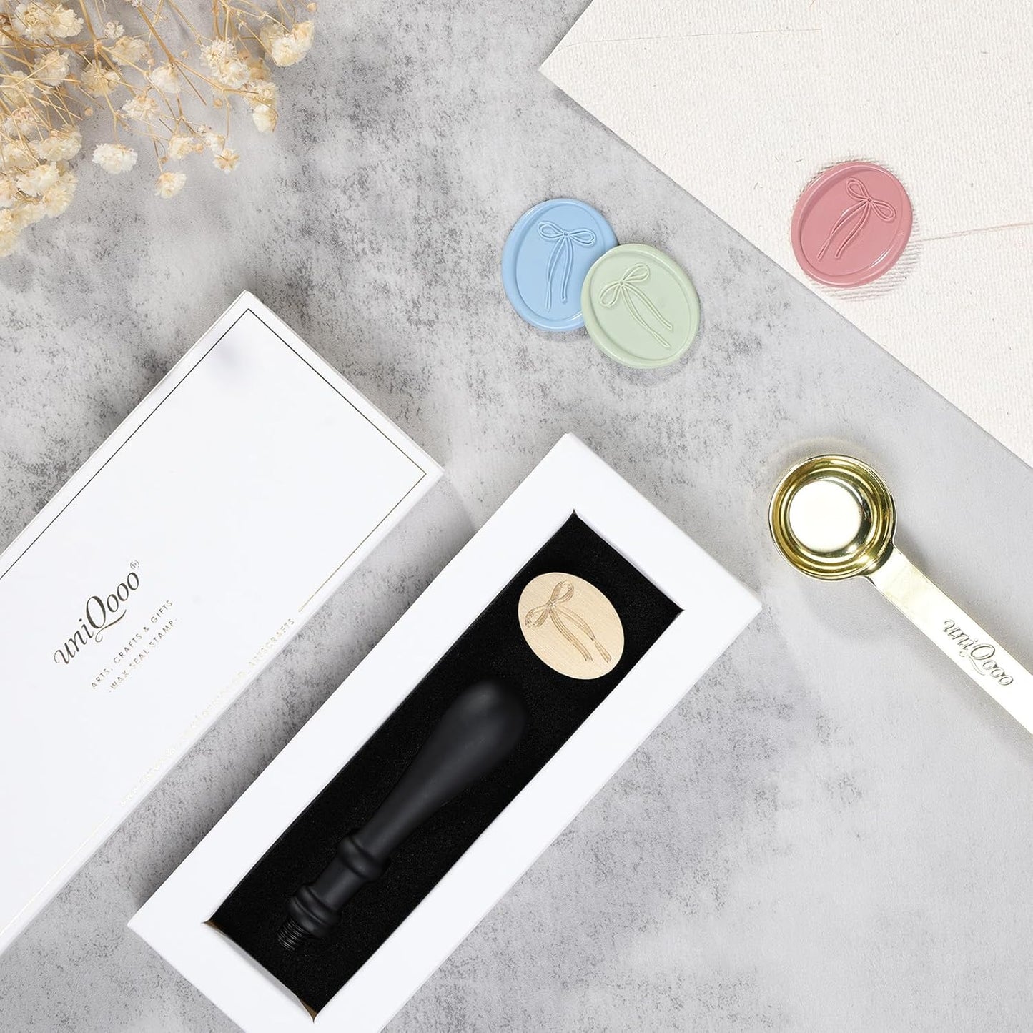 UNIQOOO Vintage Bow Wax Seal Stamp - Flowing Ribbon Bow Design Brass with Wood Handle, Antique Wedding Seal Kit for Invitations, Gift Wrapping, Envelopes, Christmas Cards & Romantic Decor